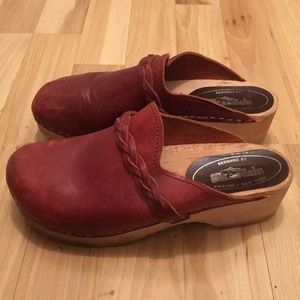 Vintage Skandals red leather clogs 8